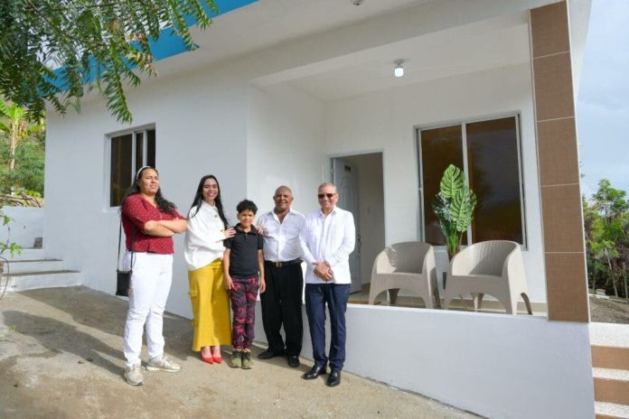 Entregan vivienda a hombre que pidió ayuda al presidente Luis Abinader