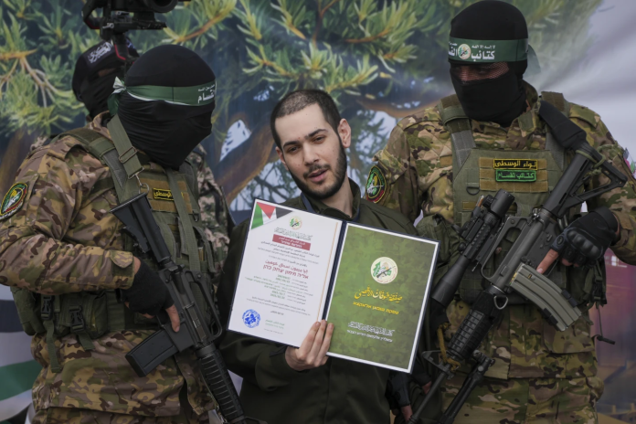 Hamas libera a 6 rehenes, pero las dudas ensombrecen el futuro del alto el fuego en Gaza