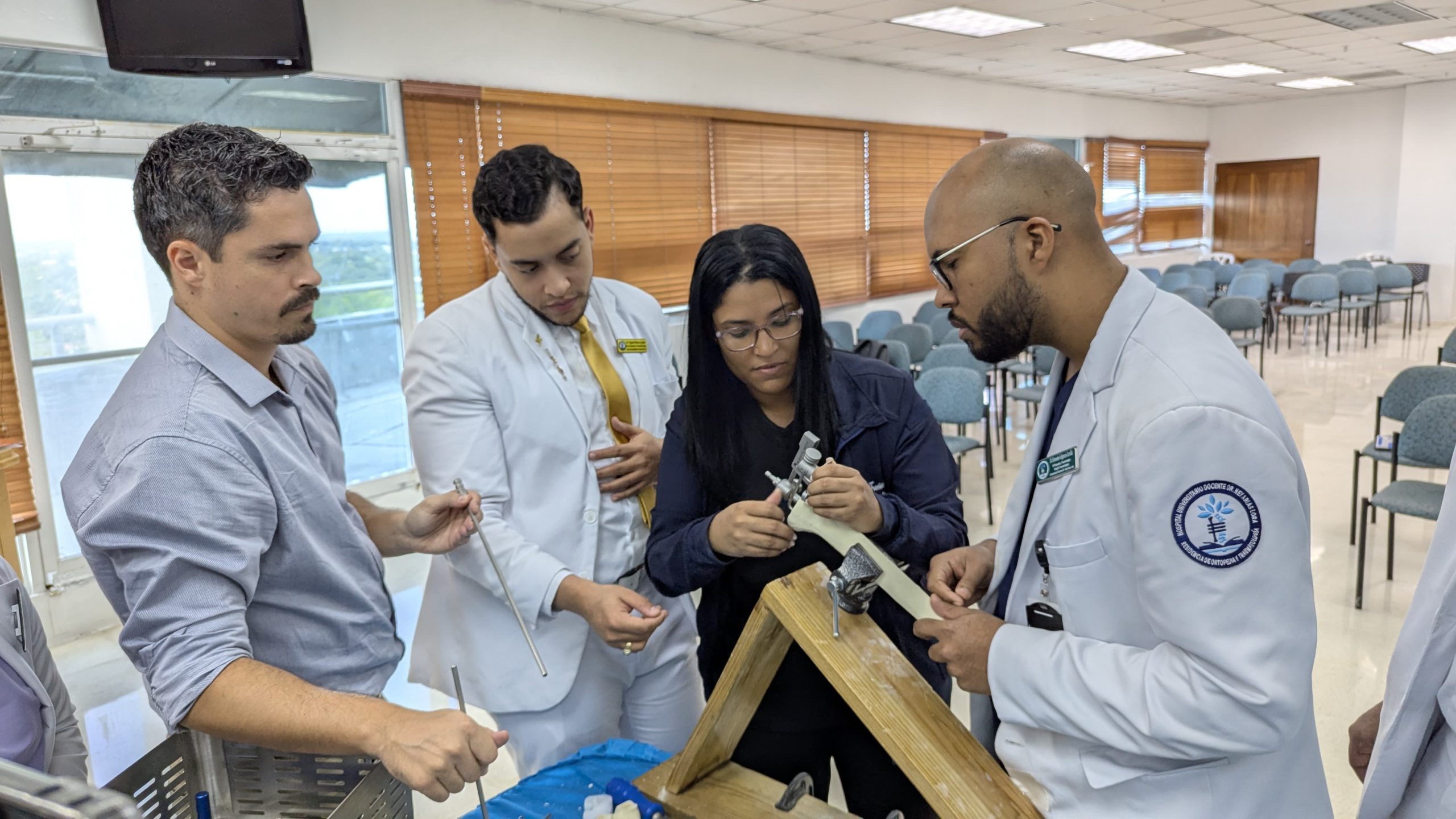1740414069 935 Hospital Ney Arias imparte curso Reemplazo de rodilla y Protesis