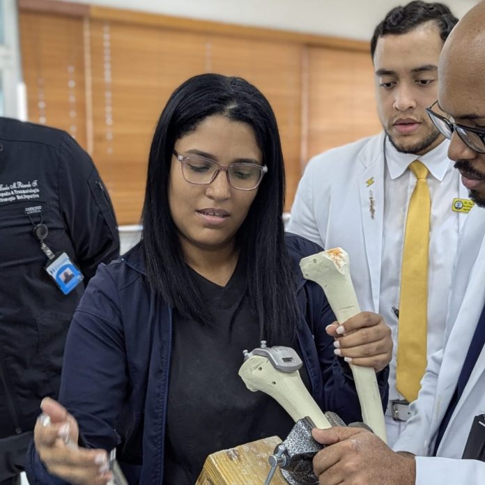 Hospital Ney Arias imparte curso “Reemplazo de rodilla y Prótesis» a médicos residentes