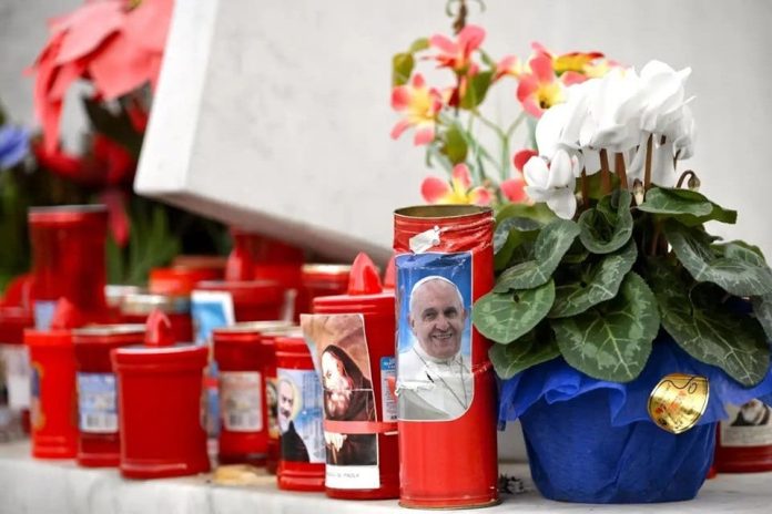 ¡Globos, flores y oraciones! El altar improvisado al papa en el hospital sigue creciendo     