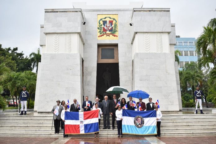 La postura del Instituto Duartiano ante insignia con la bandera nacional sin escudo