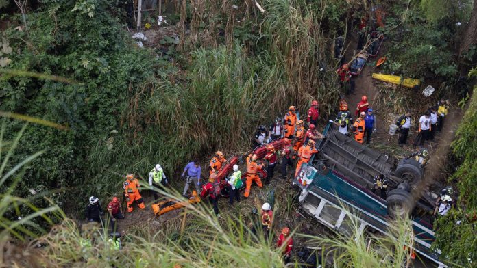 Aumentan a más de 40 los fallecidos en accidente de bus que cayó de un puente en Guatemala