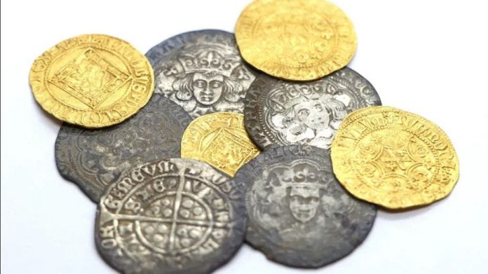 Dos detectores de metales desentierran un tesoro de monedas del siglo XV en Escocia      