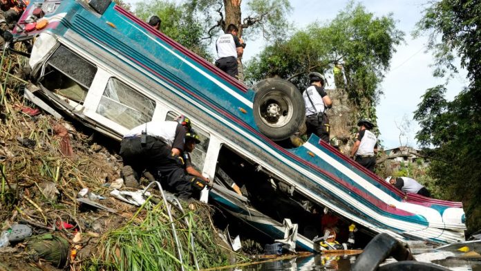 El accidente de autobús en Guatemala con 51 muertos, uno de los peores de su historia