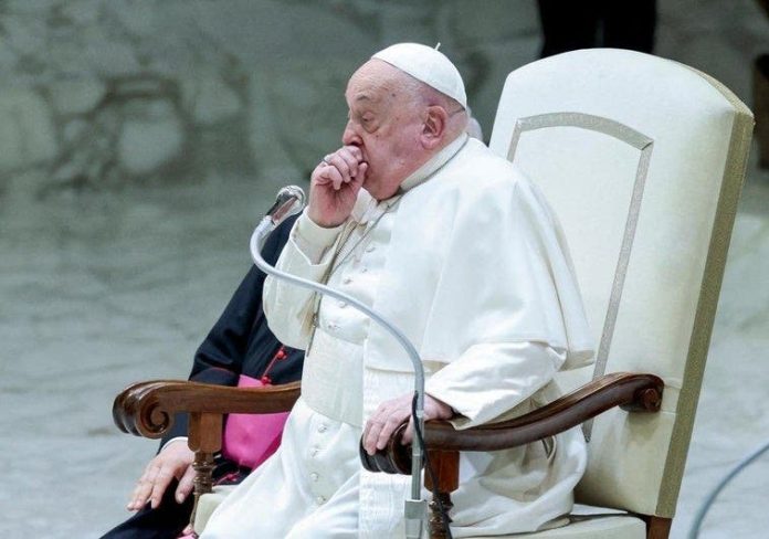 El papa Francisco sufrió crisis respiratoria y sigue en estado “crítico”