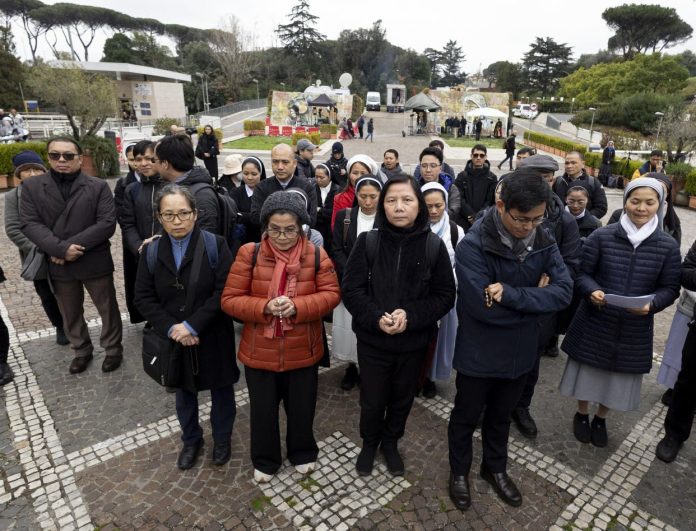 El papa sigue estado “crítico”; esperan resultados de TAC