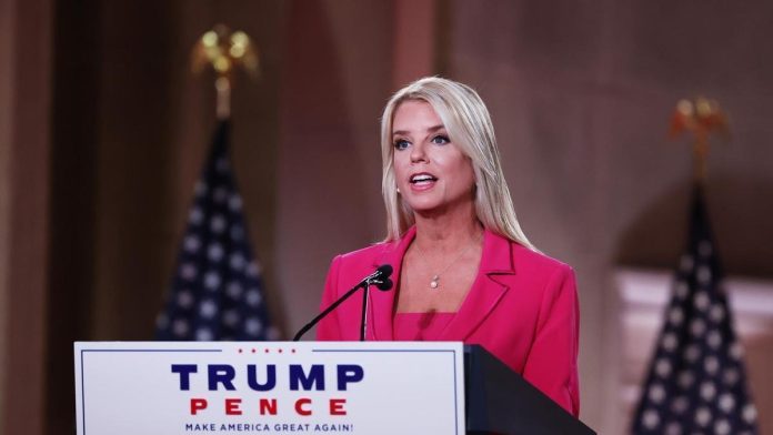 Fiscal de EEUU demanda a Nueva York por permitir a migrantes obtener licencias de conducir