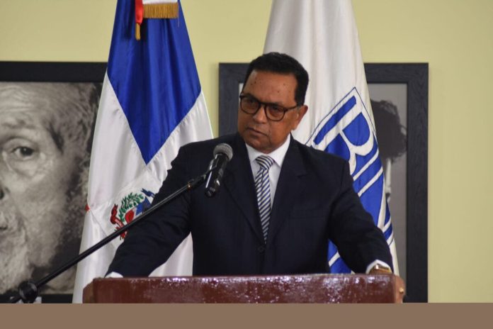 Operan quirúrgicamente a Rafael Peralta,  director de la Biblioteca Nacional