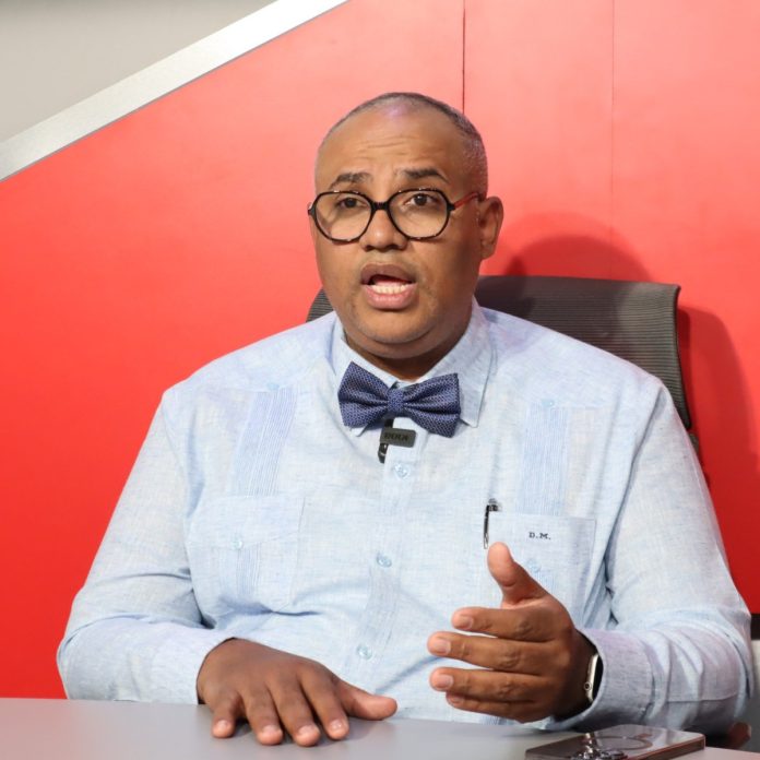 Ortopeda destaca importancia del reemplazo articular de cadera en pacientes jóvenes