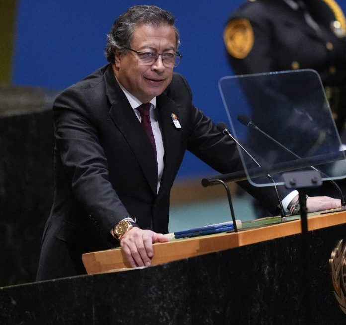 Petro pide renuncia de todos sus ministros