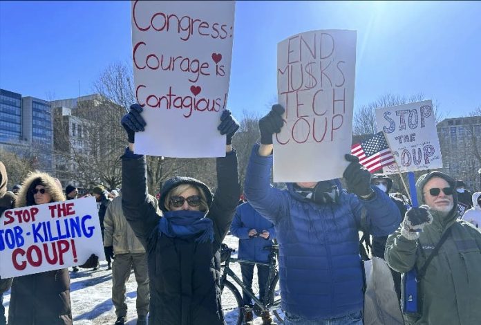 Protestan contra políticas de Trump y Elon Musk