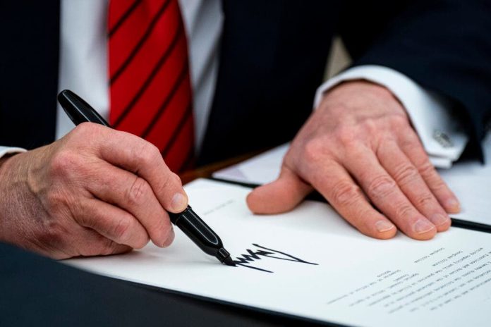 Trump firma los aranceles del 25 % a las importaciones de aluminio y acero estadounidenses