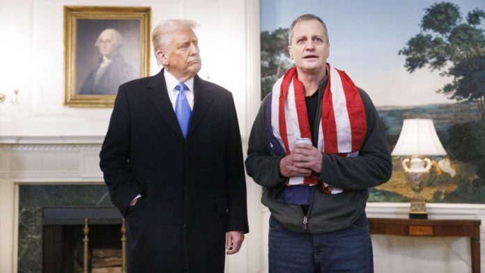Trump recibe en la Casa Blanca al estadounidense liberado por Rusia: «Bienvenido a casa»