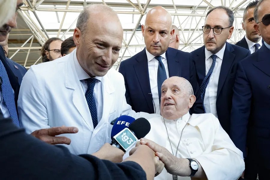 El papa Francisco (d) habla con los medios de comunicación, flanqueado por el doctor Sergio Alfieri
