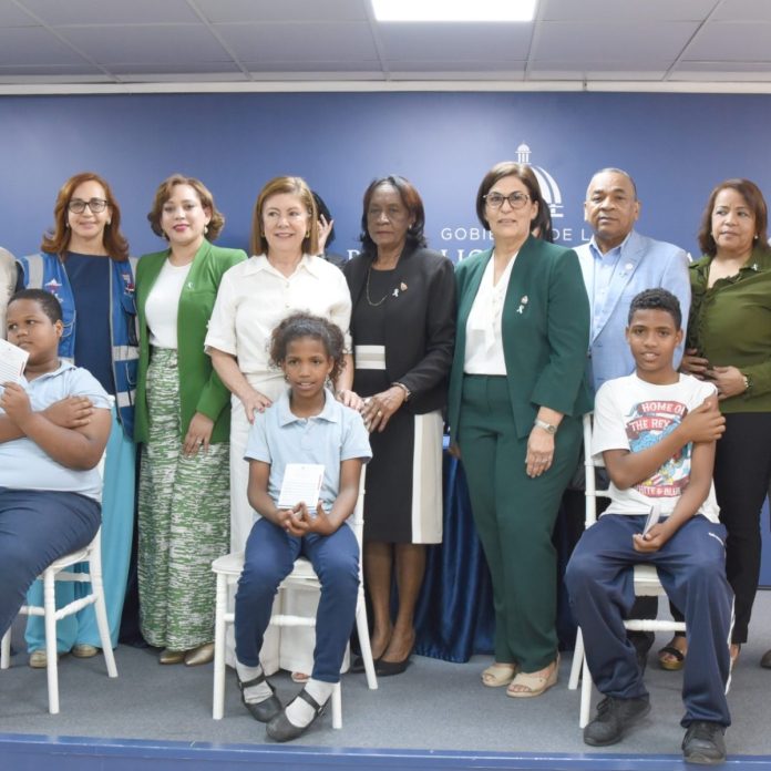 Víctor Atallah anuncia niños serán vacunados contra el VPH por primera vez en el país