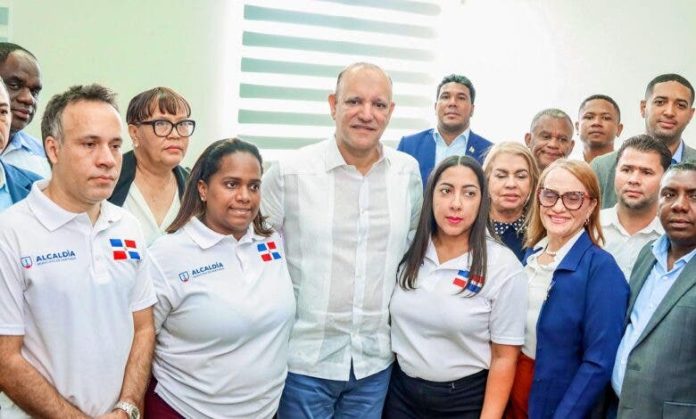 Alcaldía de Santiago beca a tres dirigentes