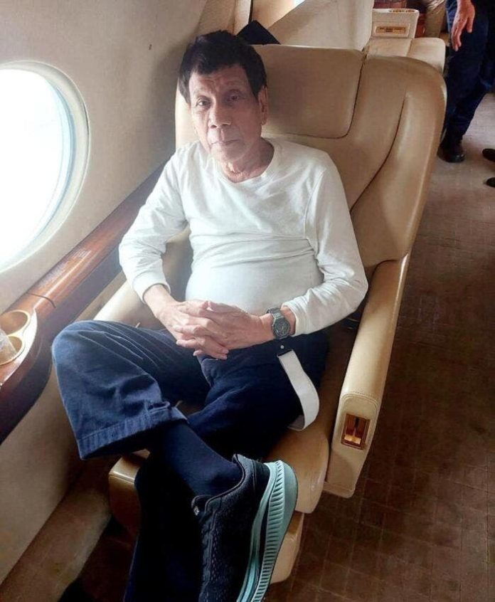 Aterriza en Países Bajos, sede de CPI, avión que traslada al expresidente filipino Duterte