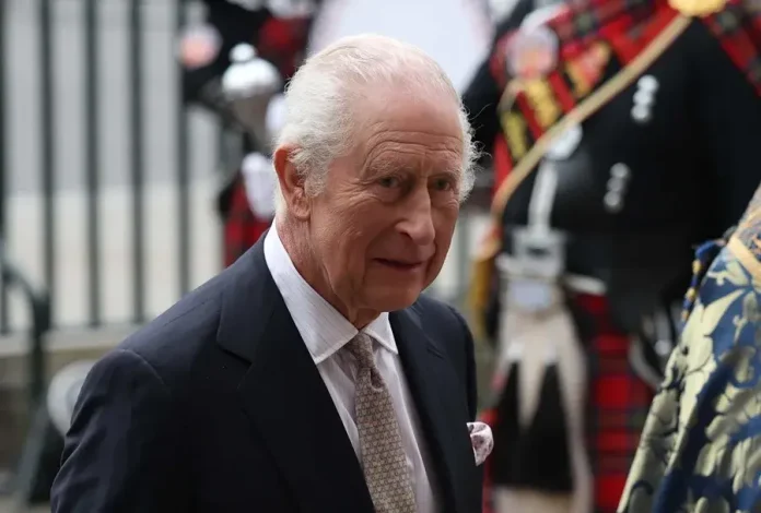 Carlos III, ingresado por los efectos del tratamiento contra el cáncer