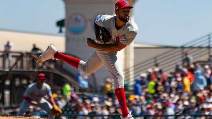 Christopher Sánchez impacta con su bola rápida