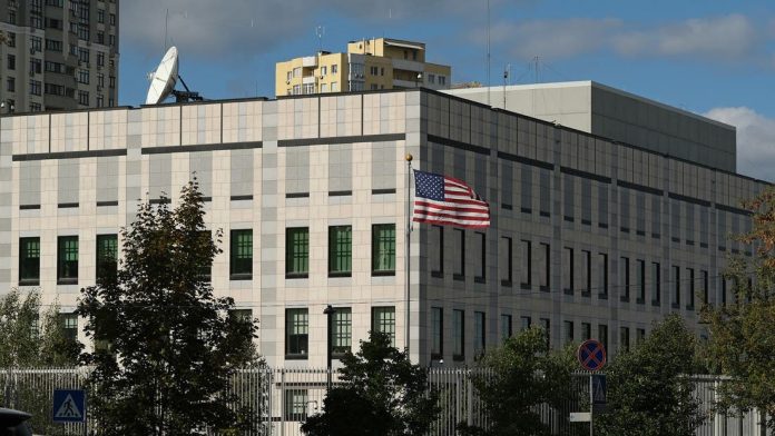 EE.UU. planea cerrar una docena de consulados en el extranjero, según The New York Times