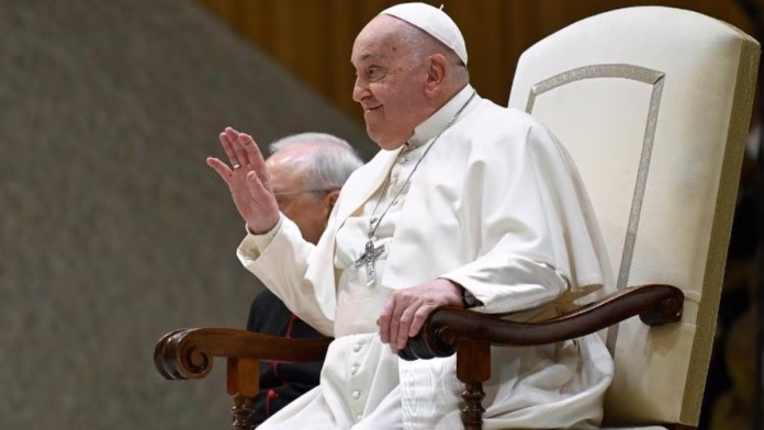 El papa Francisco pasó una noche tranquila y se despertó poco después de las ocho