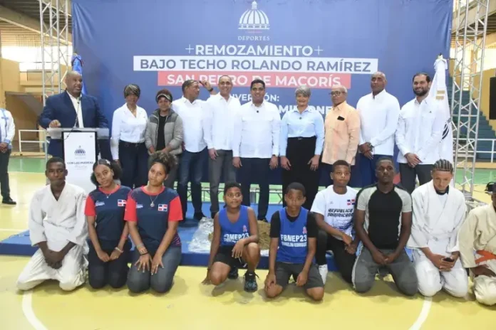 Kelvin Cruz entrega fondos para techado de SPM