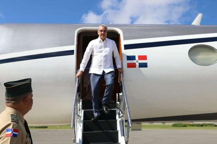 Luis Abinader llega al país tras participar en la cumbre de la AAFA