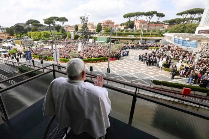 Momentos críticos del papa Francisco: decisiones entre vida y muerte