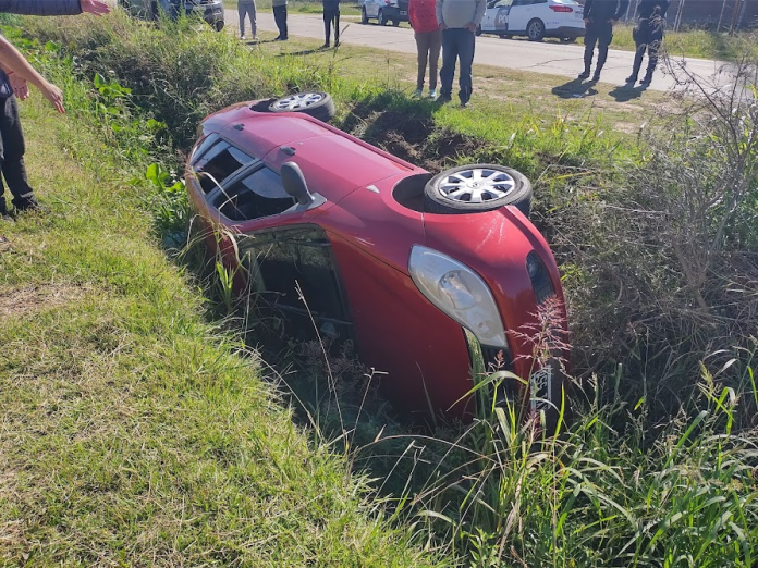 Mujer se quedó dormida en su auto, se accidentó y sobrevivió 6 días atrapada bebiendo agua con su sudadera
