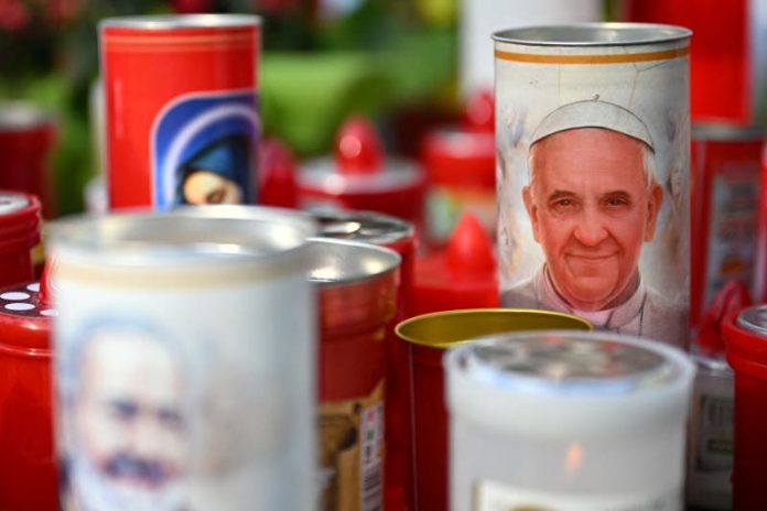 Papa atento mundo mientras mejora