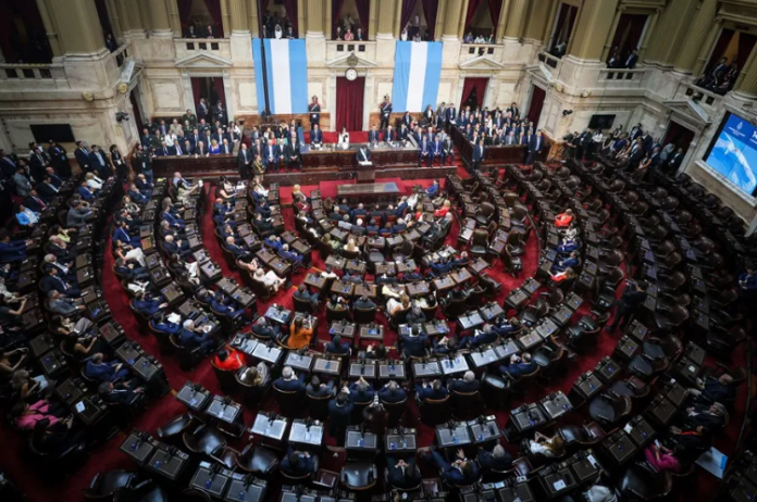 ¡Empujones, gritos e insultos! El escándalo en sesión de la Cámara de Diputados