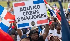 Mientras en EEUU sus autoridades vejan a los inmigrantes ilegales. Amnistía Internacional solo mira y señala a República Dominicana, y olvidando, que este país es libre y soberano y su pueblo y aun cuando no lo parezca, en esta materia, no acepta chantaje alguno