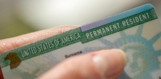 Agentes de USCI impiden acto de naturalización de inmigrantes originarios de Haití y otros países