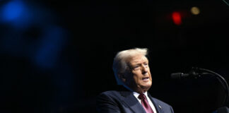 Trump amenaza con revocar licencias a programas de comedia nocturnos y cadenas de TV