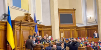 Bloquean la tribuna del Parlamento ucraniano y exigen la dimisión del Gobierno