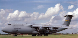 ¡Vergüenza. Volvimos al 1965! Arriban al país dos fortalezas aéreas de EE.UU. por Base Aérea de San Isidro y Aeropuerto Las Américas. Miles de dominicanyork y sus familias, aplauden a rabiar