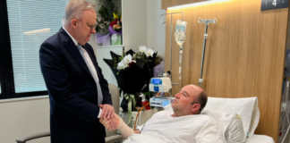 La inesperada pregunta del «héroe» de la masacre en Australia al recibir un cheque millonario