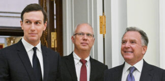 El vocero señaló que Moscú considera «necesaria, actual e importante» la continuación del diálogo con Washington. Además, Peskov recordó que la parte estadounidense en repetidas ocasiones mantuvo conversaciones tanto con los representantes del régimen de Kiev como con los europeos. «Es importante que la parte rusa también exponga sus puntos de vista sobre las discusiones que se están llevando a cabo», defendió. Asimismo, el Kremlin coincidió con la declaración del presidente de EE.UU., Donald Trump, de que Vladímir Zelenski está ralentizando el proceso de paz. Previamente, Bloomberg reportó que Witkoff y Kushner planean viajar a Moscú en un futuro próximo para reunirse con el presidente Vladímir Putin. Según fuentes de la agencia, el encuentro podría celebrarse este mismo mes, aunque advirtieron que los planes aún no están cerrados y que el calendario podría modificarse debido a los acontecimientos en Irán, donde se llevan a cabo masivas protestas desde hace más de dos semanas. Al mismo tiempo, un funcionario de la Casa Blanca afirmó que, por ahora, no hay ninguna reunión de ese tipo programada. El pasado 2 de diciembre, Witkoff y Kushner se reunieron con el presidente ruso, Vladímir Putin, en Moscú. Posteriormente, a finales del mismo mes, el enviado especial de la Presidencia rusa para Inversiones y Cooperación Económica Internacional, Kiril Dmítriev, visitó Miami, también para abordar el conflicto ucraniano.