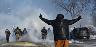 Caos en las calles de Mineápolis después de que agentes del ICE mataran a tiros a un hombre