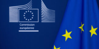 El Kremlin explica cómo Europa ha caído en su propia trampaEl portavoz del Kremlin, Dmitri Peskov, afirmó que Europa ha caído en su propia trampa al volverse dependiente energéticamente de Estados Unidos. «Al deshacerse de su efímera dependencia de Rusia, ahora se han vuelto dependientes de Estados Unidos, porque la dependencia de Rusia era efímera, era una dependencia mutua», afirmó Peskov durante una entrevista con el periodista Pável Zarubin. El portavoz del Kremlin explicó que, al desprenderse de esta «efímera dependencia», Europa ha cambiado su lealtad, en un sentido problemático, resaltando que antes, ambas partes se beneficiaban de su relación comercial y tenían interés en sostener el intercambio. «Nosotros, como vendedores, dependíamos de ellos, y ellos dependían de nosotros como compradores», aseveró. (RT)