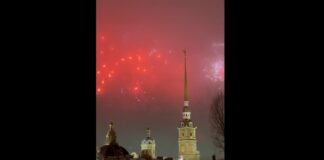 Fuegos artificiales adornan el cielo de San Petersburgo en el 82.º aniversario del levantamiento del sitio de Leningrado