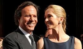 Julio Iglesias publica mensajes que le enviaban las dos mujeres que lo acusan de agresión sexual