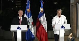 El 95 por ciento de los haitianos que entran a chile lo hacen como ciudadanos dominicanos con pasaportes dominicanos y expresado por el presidente electo José Antonio Kast al presidente Abinader. Y lo que implica, que tanto la JCE como el Registro Civil, están siendo utilizados para destruir nuestra nacionalidad desde adentro