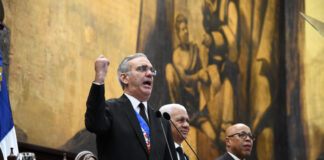 Melodrama gubernamental. En la mañana de ayer el karaoke presidencial. En la tarde. Desfile de armamento de guerra y las redes sociales oficiales estallan con discurso de odio contra Haití