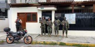 Reportan militares ecuatorianos afuera de la Embajada de Cuba en Quito