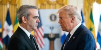 Gran contrasentido No obstante que en esta nación el servicio militar obligatorio fue abolido en el 1961 ¿ahora viene Abinader y firma con Trump un acuerdo militar de fomento de la guerra y con el pretexto para que los dominicanos peleen por EEUU?