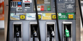 Gobierno congela los precios de los principales combustibles