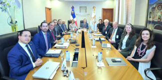 Delegación del Departamento del Tesoro visita al gobernador del Banco Central