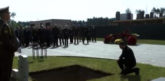 Prominente colaborador nazi recibe nueva sepultura en Ucrania y Zelenski le rinde homenaje
